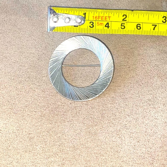 Circle Metal Pin - Picture 3 of 3
